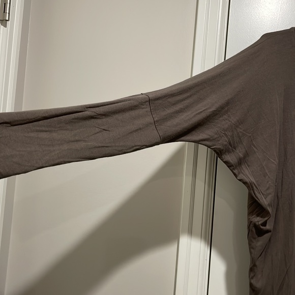 🎒Olive graphic top🎒 - Picture 3 of 5